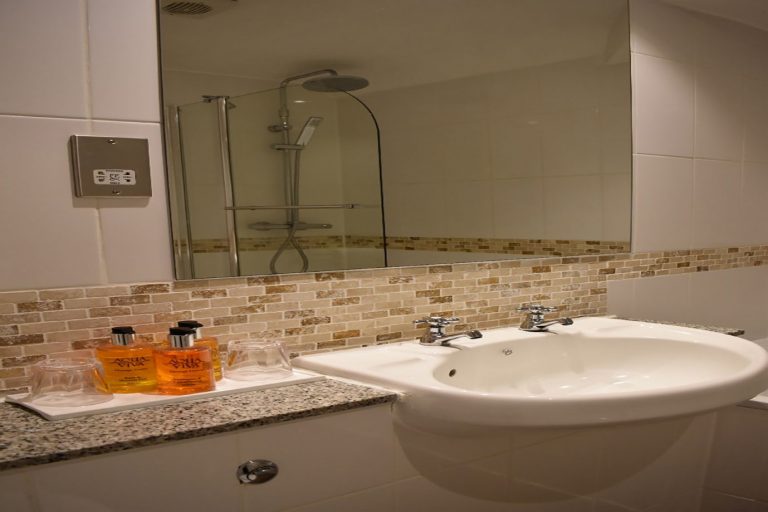 Cosy Double Bathroom